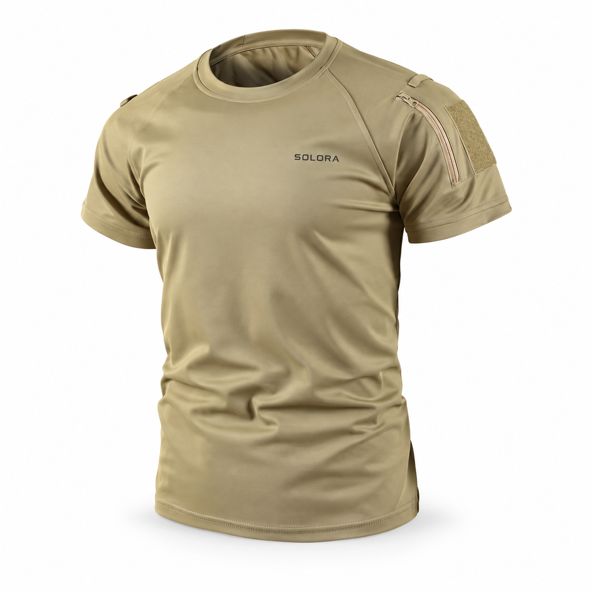 Solora-concept: khaki T-shirt met korte mouwen, ritszak op de mouw en borstlogo op een witte achtergrond.