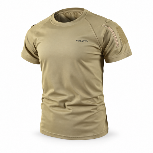 Solora-concept: khaki T-shirt met korte mouwen, ritszak op de mouw en borstlogo op een witte achtergrond.